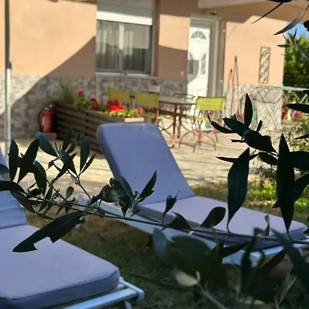 Alexandra's Garden Apartment *